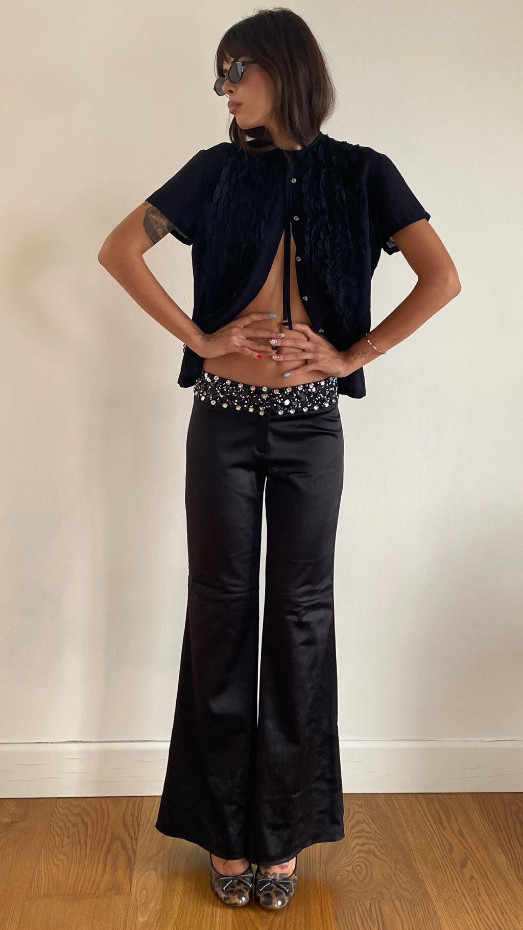 Taş detaylı saten pantolon